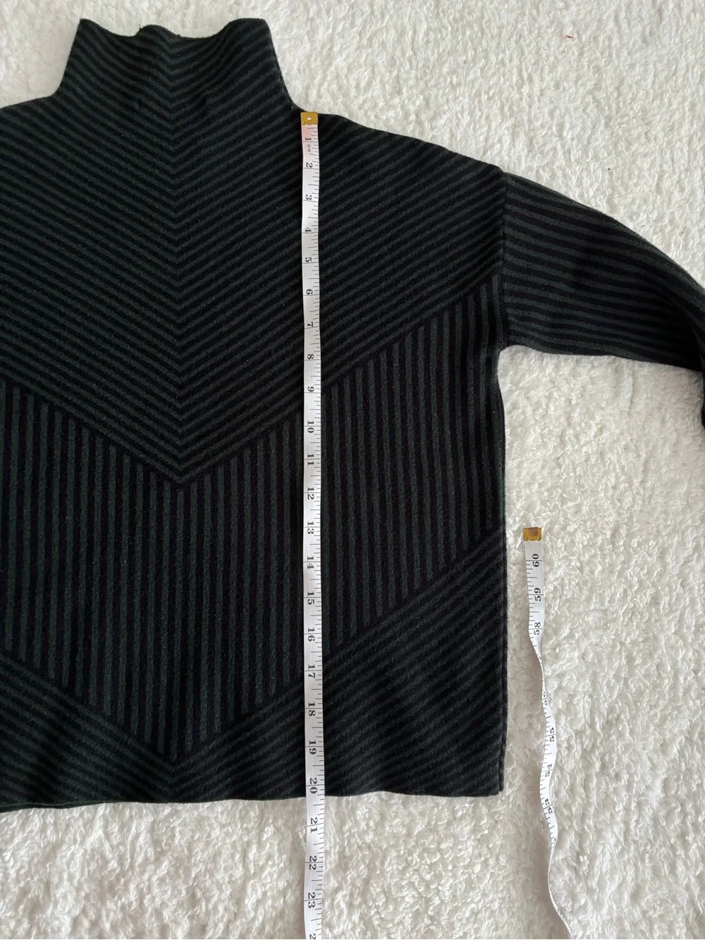 Tahari Women’s Mock Neck Sweater Sz S Green Black Chevron Striped Thick Knit - Picture 7 of 7